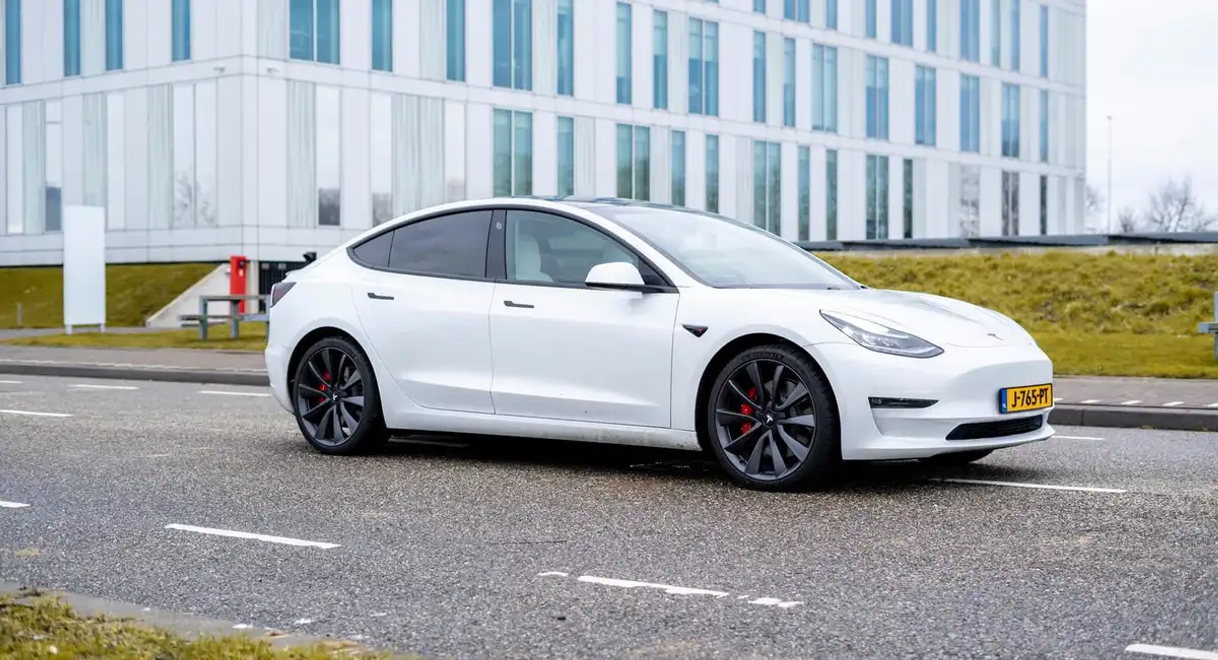 Bílá Tesla